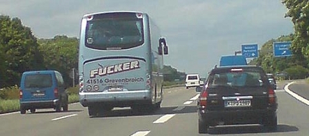 Bus mit Aufschrift Fucker